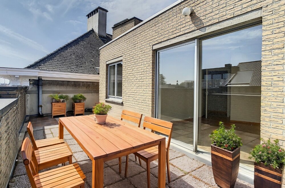 te-koop-lichtrijk-dakappartement-met-twee-terrassen-en-garage-in-hartje-oudenaarde003.jpg