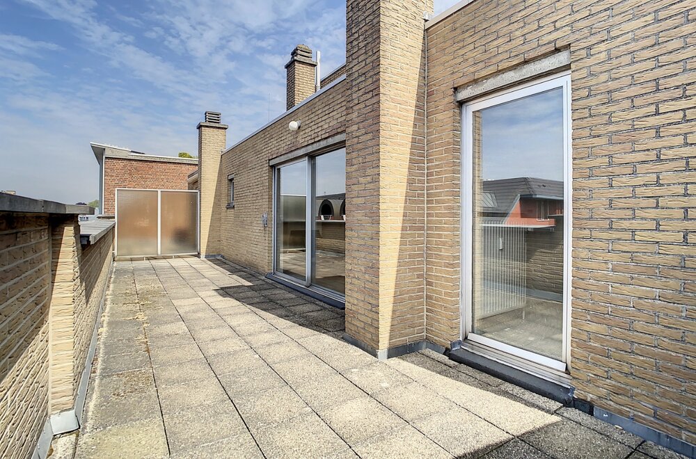 te-koop-lichtrijk-dakappartement-met-twee-terrassen-en-garage-in-hartje-oudenaarde016.jpg