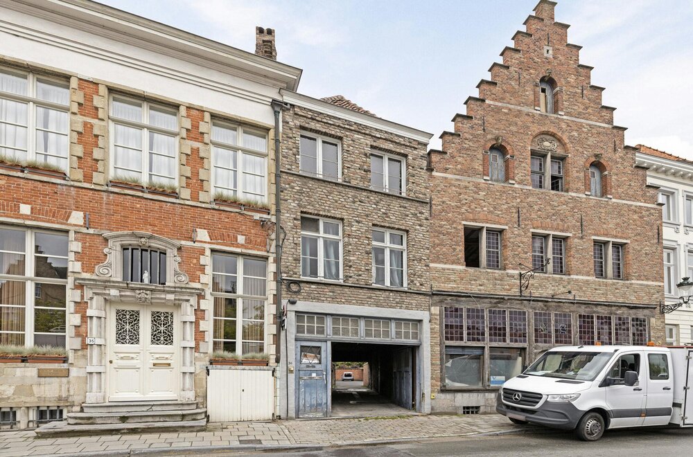 te-renoveren-eigendom-met-12-garages-te-koop-in-brugge-centrum-009.jpg