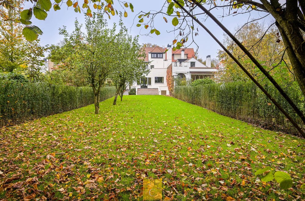 riante-stadsvilla-in-knokse-stijl-met-grote-garage-diverse-terrassen-en-sublieme-tuin-zicht-op-de-molens-en-alle-brugse-torens-grondoppervlakte-655-m2002.jpg