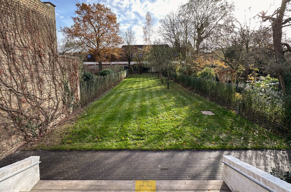 riante-stadsvilla-in-knokse-stijl-met-grote-garage-diverse-terrassen-en-sublieme-tuin-zicht-op-de-molens-en-alle-brugse-torens-grondoppervlakte-655-m2015.jpg