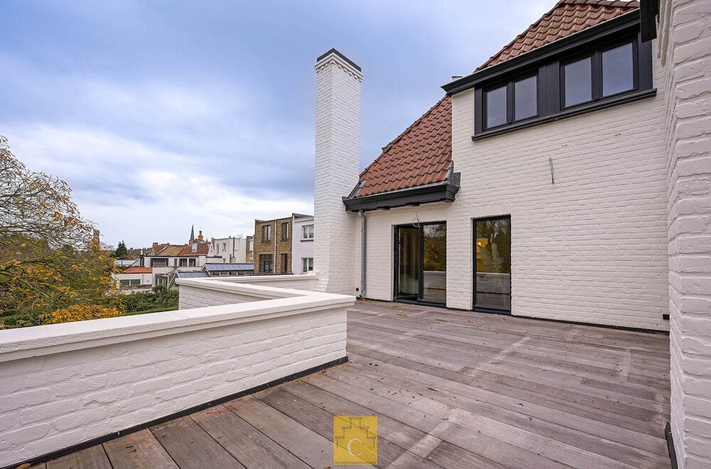 riante-stadsvilla-in-knokse-stijl-met-grote-garage-diverse-terrassen-en-sublieme-tuin-zicht-op-de-molens-en-alle-brugse-torens-grondoppervlakte-655-m2023.jpg