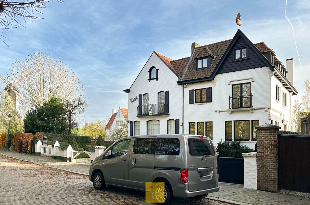 riante-stadsvilla-in-knokse-stijl-met-grote-garage-diverse-terrassen-en-sublieme-tuin-zicht-op-de-molens-en-alle-brugse-torens-grondoppervlakte-655-m2035.jpg