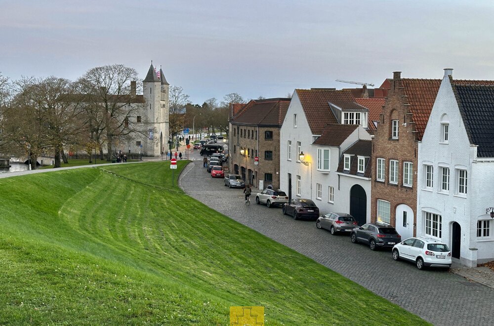 riante-stadsvilla-in-knokse-stijl-met-grote-garage-diverse-terrassen-en-sublieme-tuin-zicht-op-de-molens-en-alle-brugse-torens-grondoppervlakte-655-m2036.jpg