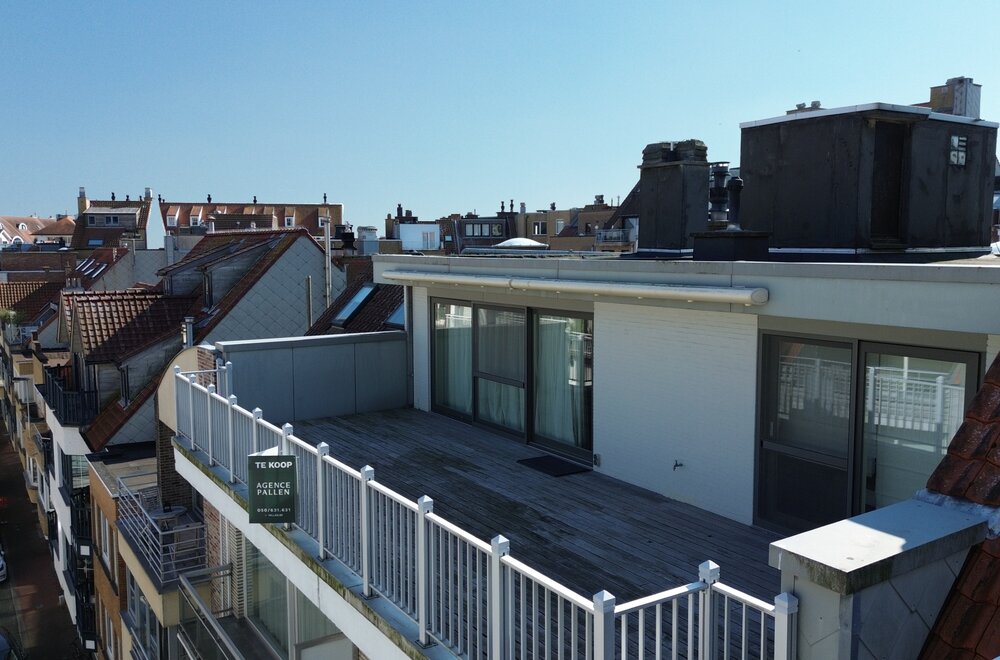 ruime-one-of-a-kind-penthouse-met-76m-dak-terras-in-centrum-knokke003.jpg