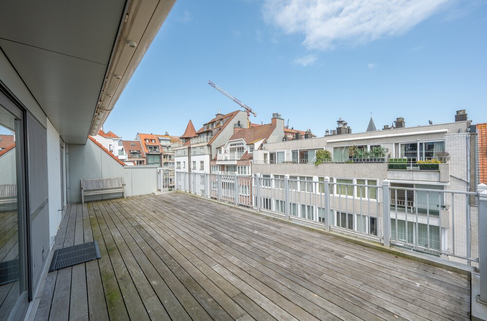 ruime-one-of-a-kind-penthouse-met-76m-dak-terras-in-centrum-knokke004.jpg