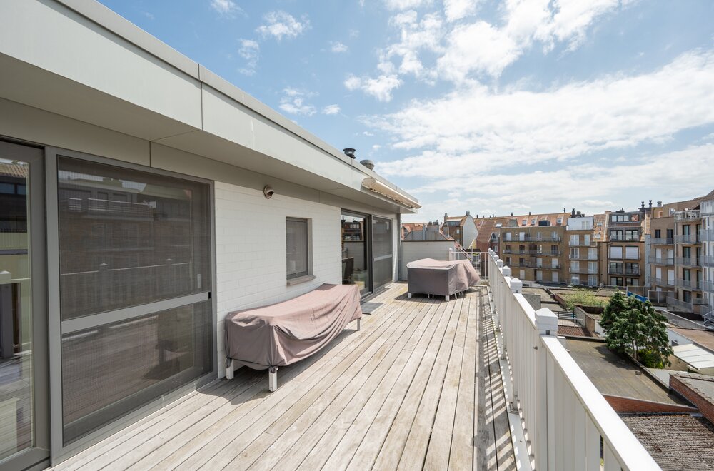 ruime-one-of-a-kind-penthouse-met-76m-dak-terras-in-centrum-knokke007.jpg