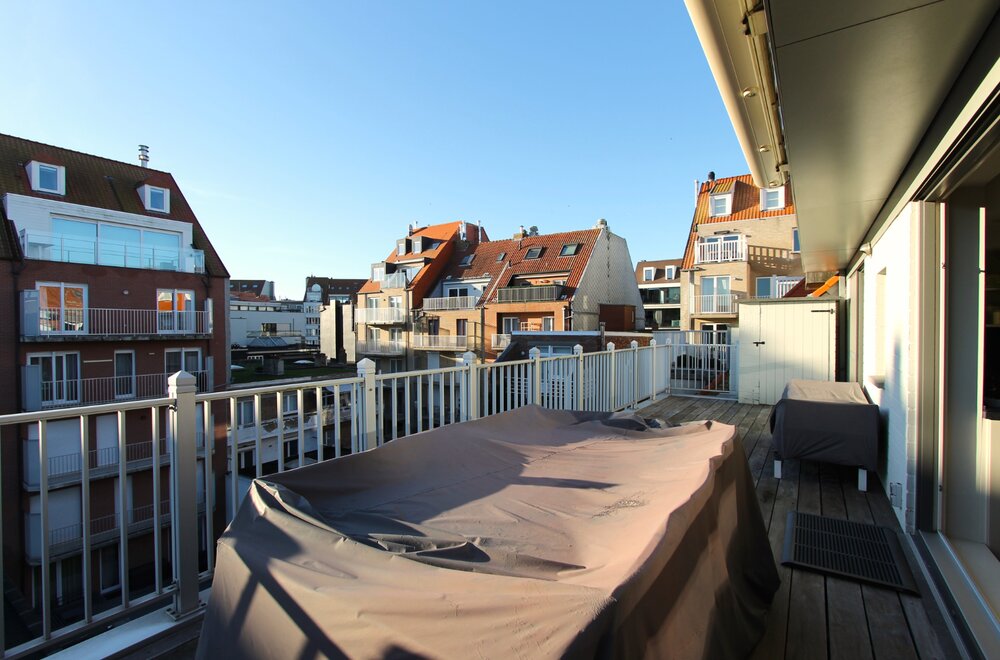 ruime-one-of-a-kind-penthouse-met-76m-dak-terras-in-centrum-knokke024.jpg