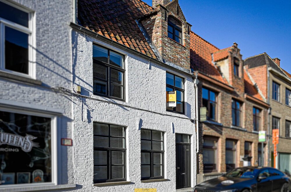 recent-gerenoveerd-16e-eeuws-brugs-huis-met-zonnige-buitenpatio-nabij-de-ezelpoort001.jpg