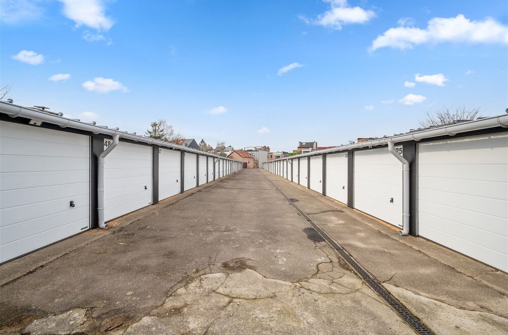 4-garageboxen-met-nieuwe-sandwichpanelen-en-sectionaalpoort001.jpg