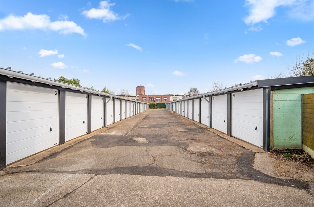 4-garageboxen-met-nieuwe-sandwichpanelen-en-sectionaalpoort002.jpg