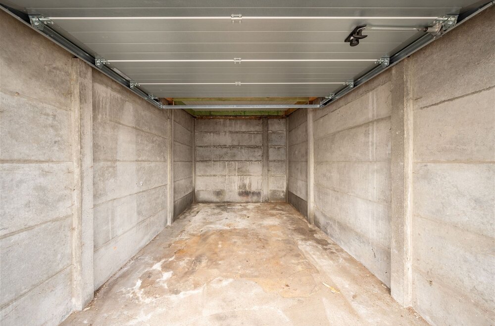 4-garageboxen-met-nieuwe-sandwichpanelen-en-sectionaalpoort003.jpg