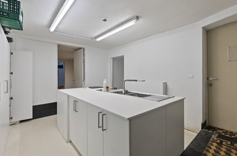 lichtrijk-kantoorgebouw-te-koop-anderlecht019.jpg