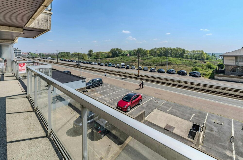 zonnige-studio-met-terras-en-open-zicht-op-het-hinterland-001.jpg
