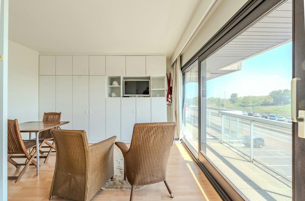 zonnige-studio-met-terras-en-open-zicht-op-het-hinterland-003.jpg