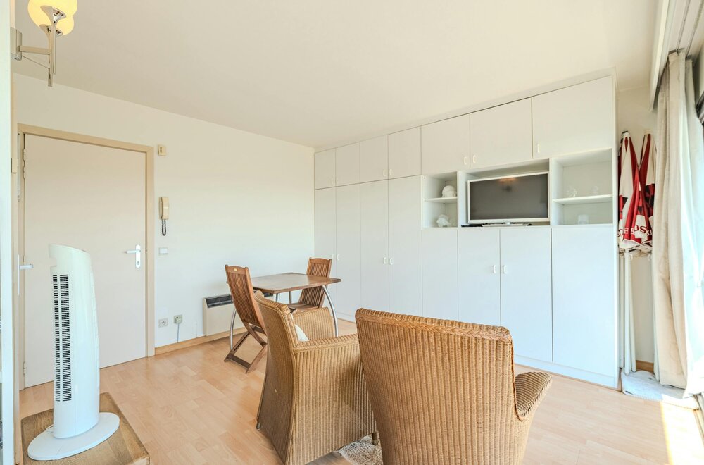 zonnige-studio-met-terras-en-open-zicht-op-het-hinterland-007.jpg