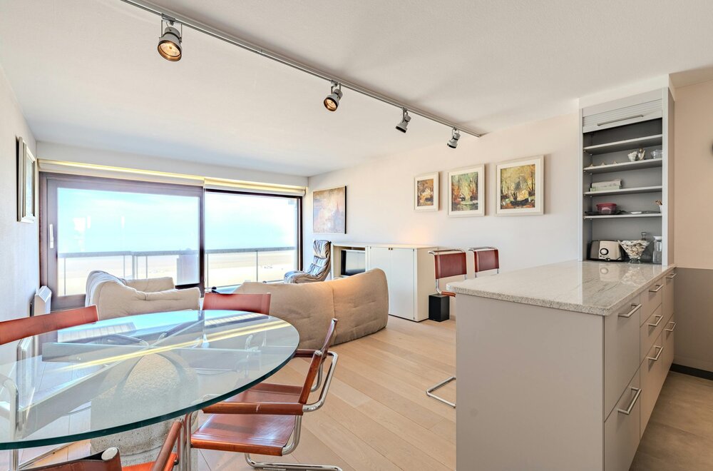 doorloopappartement-met-frontaal-zeezicht-op-toplocatie-002.jpg