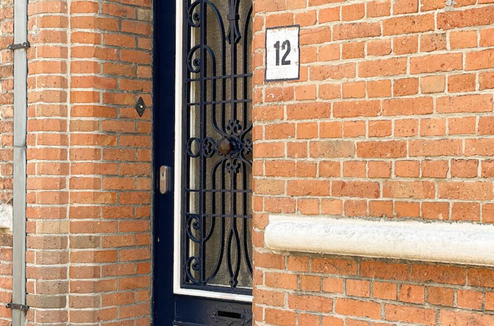 karakterpand-uit-de-late-jaren-20-met-zongerichte-tuinpatio-s-en-authentiek-achterhuis-onbetaalbaar-uitzicht-op-een-historische-kloostertuin002.jpg
