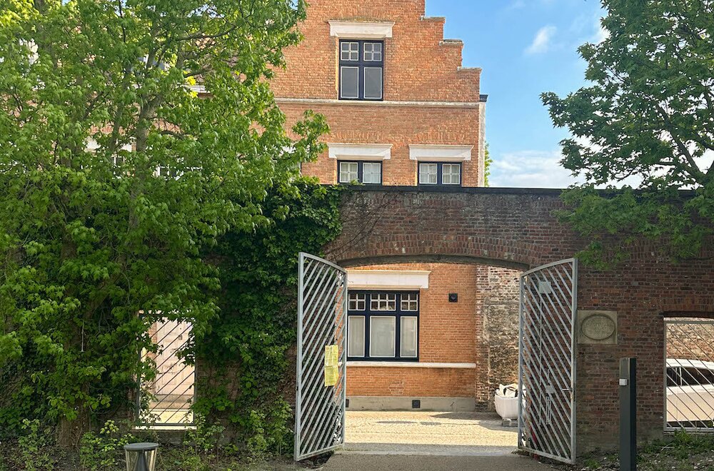 karakterpand-uit-de-late-jaren-20-met-zongerichte-tuinpatio-s-en-authentiek-achterhuis-onbetaalbaar-uitzicht-op-een-historische-kloostertuin003.jpg