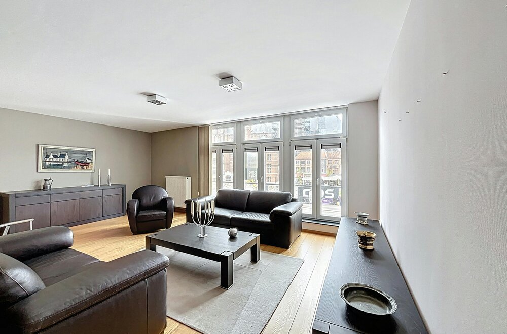 instapklaar-ruim-appartement-te-koop-aan-de-markt-in-eeklo-004.jpg
