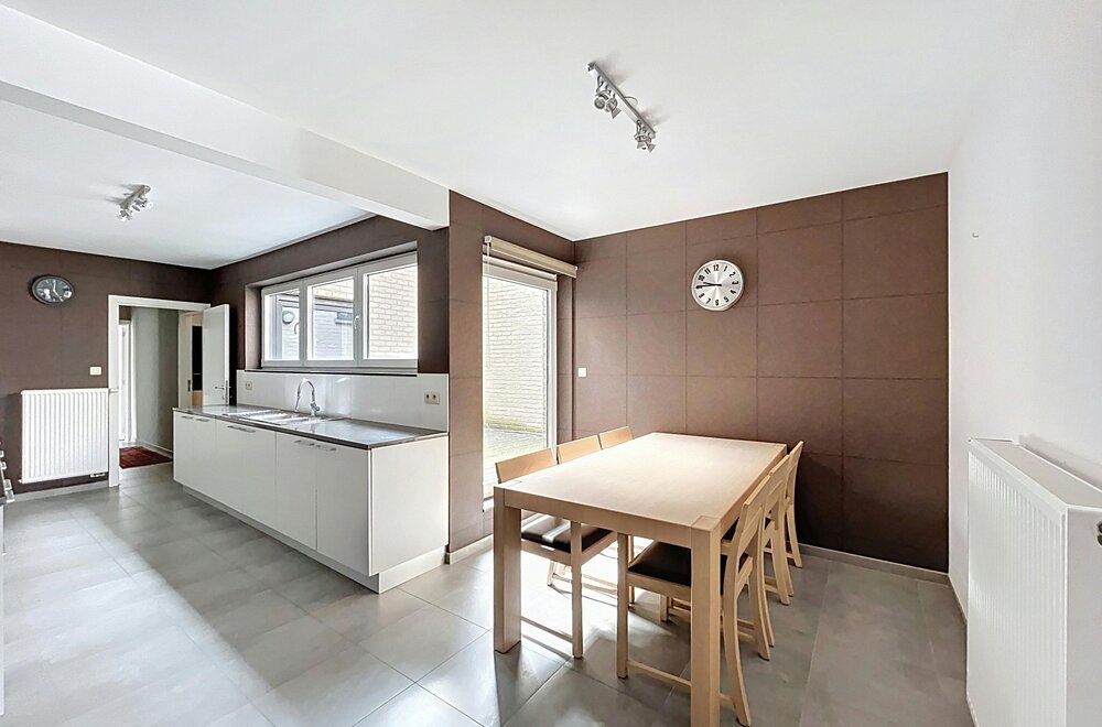 instapklaar-ruim-appartement-te-koop-aan-de-markt-in-eeklo-009.jpg
