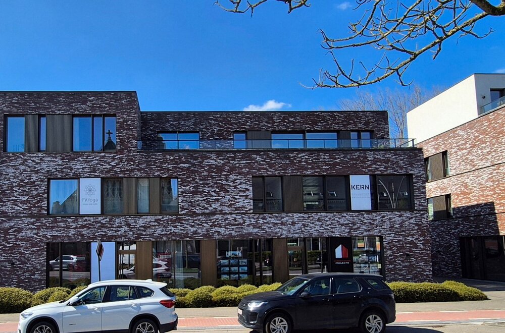 recent-kantoor-praktijk-met-veel-mogelijkheden-visibiliteit-en-riant-terras-op-1ste-verdieping-001.jpg