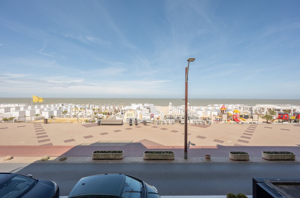 luxueus-gerenoveerd-appartement-met-frontaal-zeezicht-op-toplocatie003.jpg