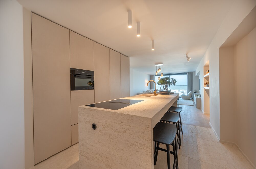 luxueus-gerenoveerd-appartement-met-frontaal-zeezicht-op-toplocatie007.jpg