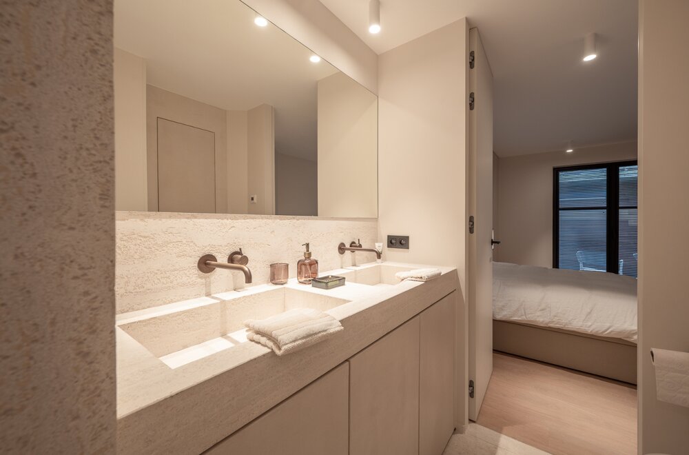 luxueus-gerenoveerd-appartement-met-frontaal-zeezicht-op-toplocatie019.jpg