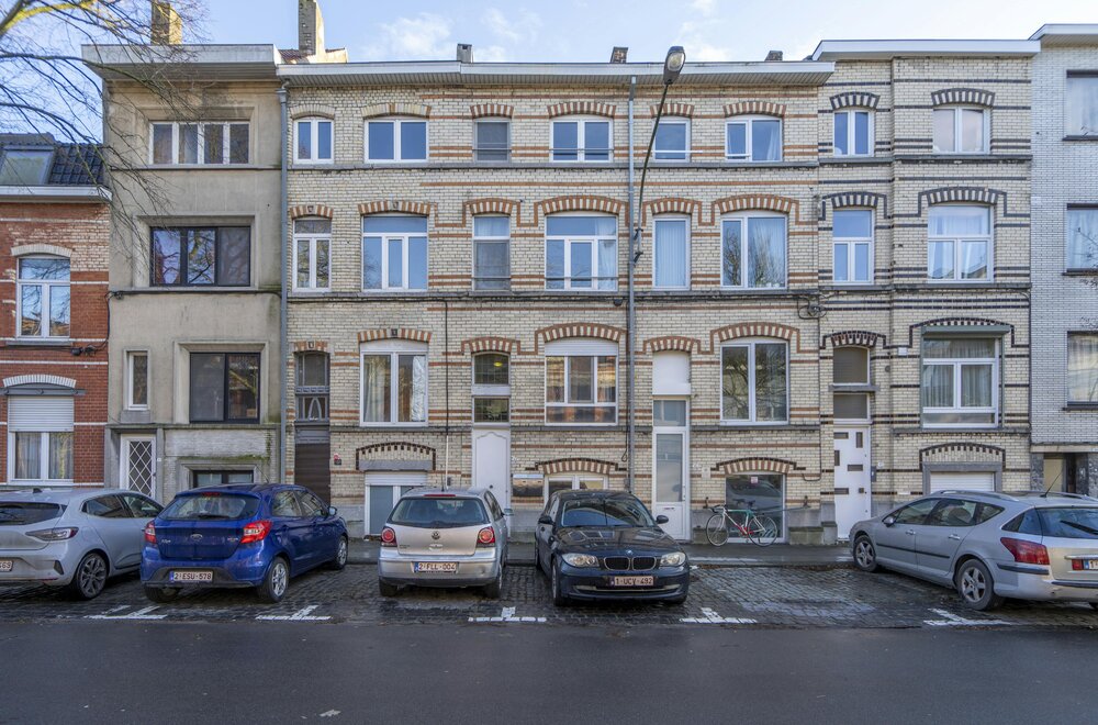 centraal-gelegen-kangoeroewoning-met-twee-aparte-woonunits-te-kortrijk001.jpg