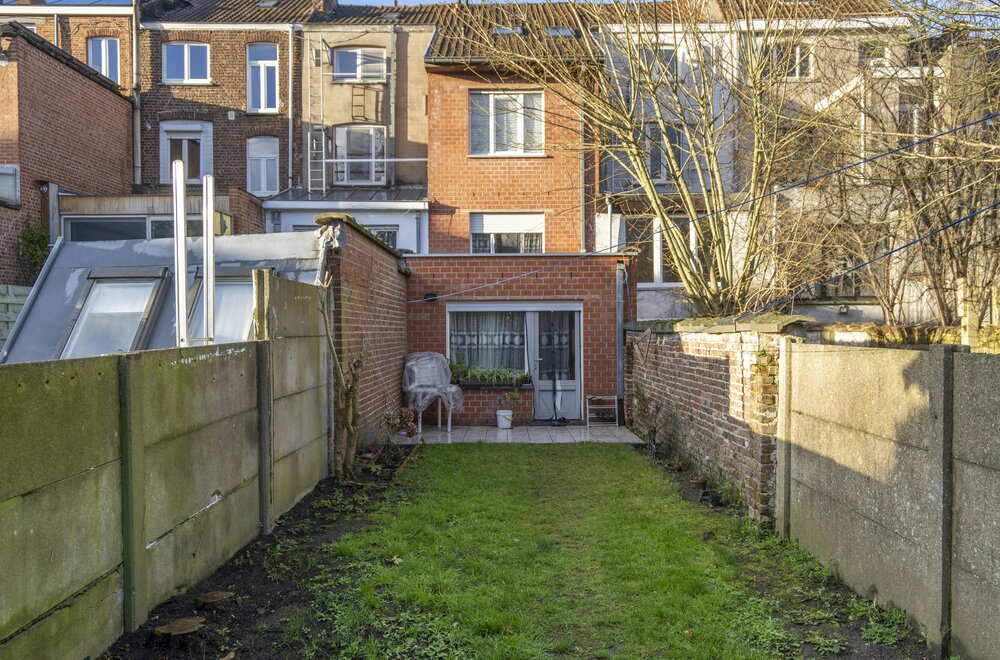 centraal-gelegen-kangoeroewoning-met-twee-aparte-woonunits-te-kortrijk011.jpg