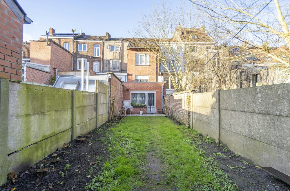 centraal-gelegen-kangoeroewoning-met-twee-aparte-woonunits-te-kortrijk012.jpg