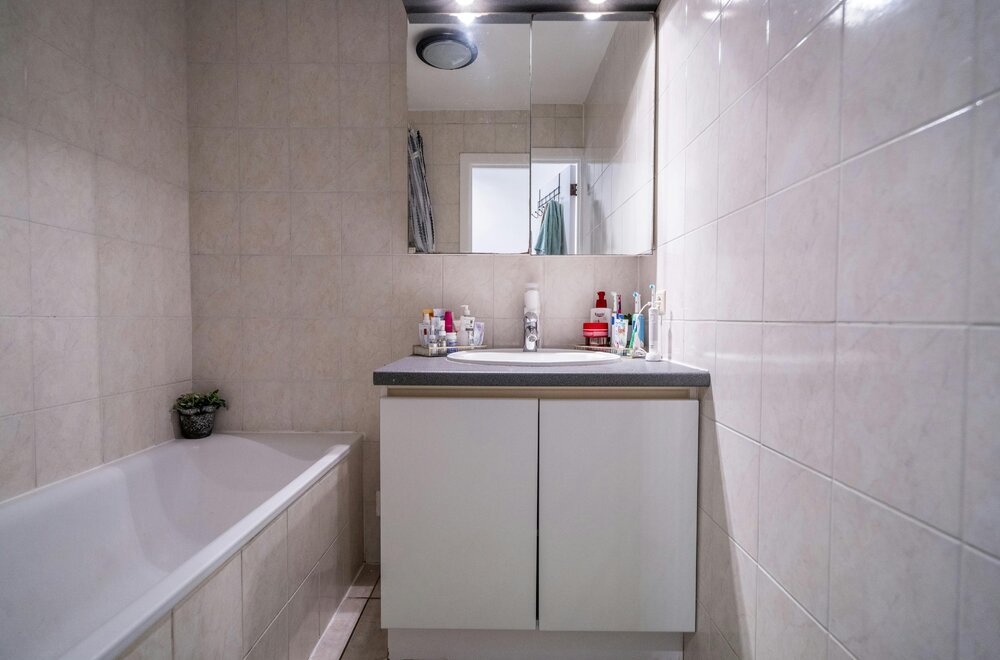 centraal-gelegen-kangoeroewoning-met-twee-aparte-woonunits-te-kortrijk026.jpg
