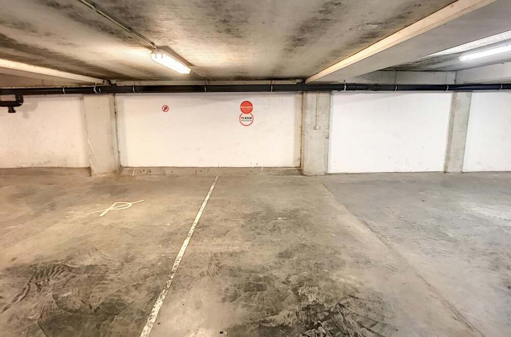 autostaanplaats-centraal-gelegen-te-middelkerke001.jpg