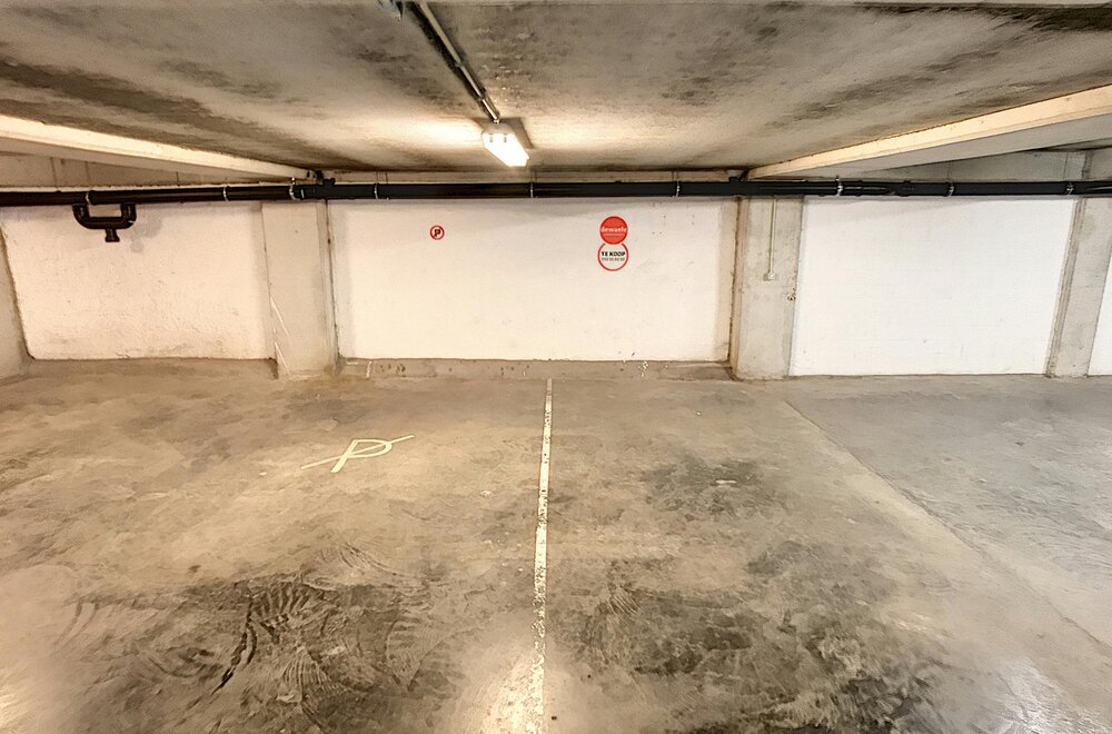 autostaanplaats-centraal-gelegen-te-middelkerke007.jpg