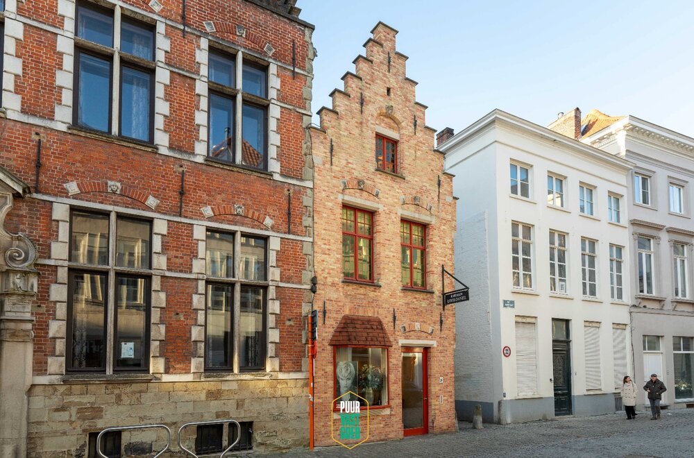 gerenoveerd-mooi-brugs-hoekpand-met-trapgevel-veel-mogelijkheden002.jpg