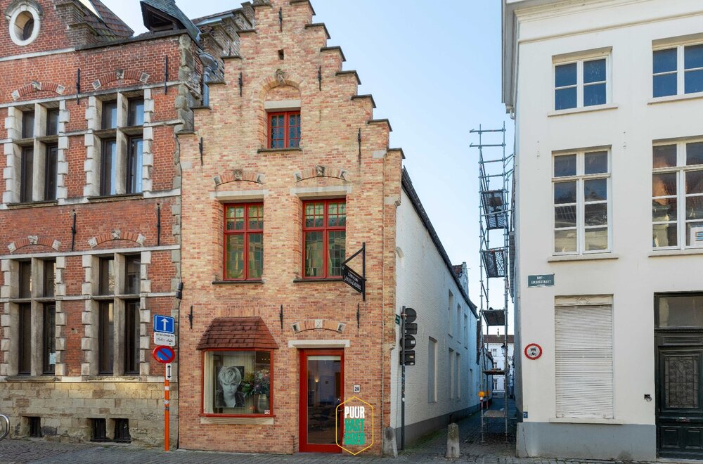 gerenoveerd-mooi-brugs-hoekpand-met-trapgevel-veel-mogelijkheden003.jpg