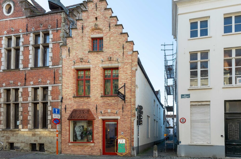 commercieel-gelegen-gerenoveerd-mooi-brugs-hoekpand-met-trapgevel003.jpg