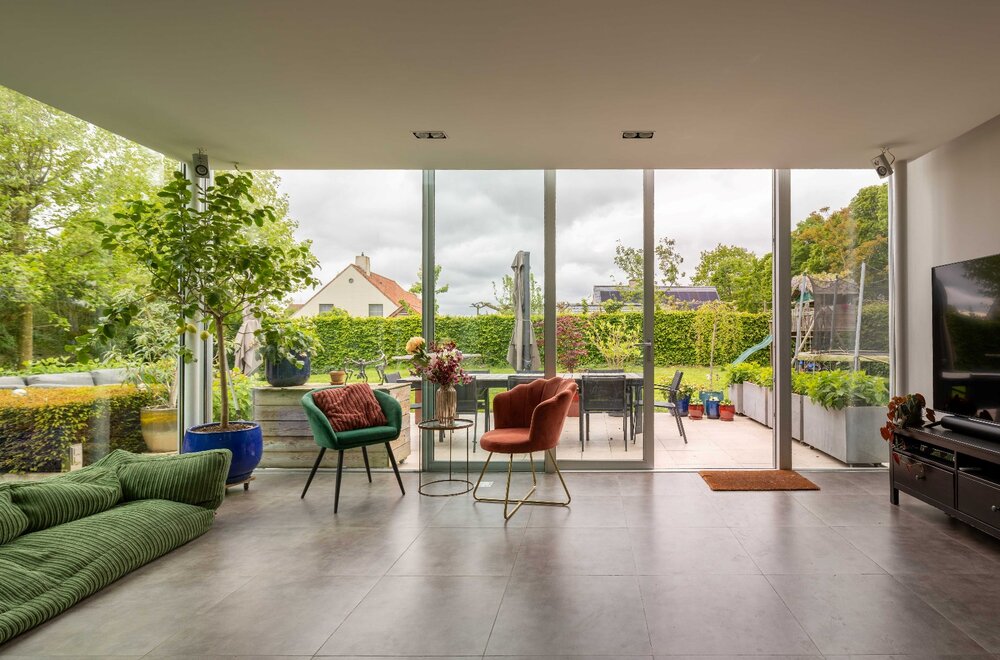 puur-architectuur-sublieme-energiezuinige-villa-in-het-groen-tussen-oostkamp-en-brugge-007.jpg