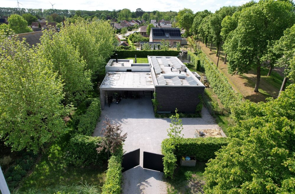 puur-architectuur-sublieme-energiezuinige-villa-met-praktijk-in-het-groen-tussen-oostkamp-en-brugge-004.jpg