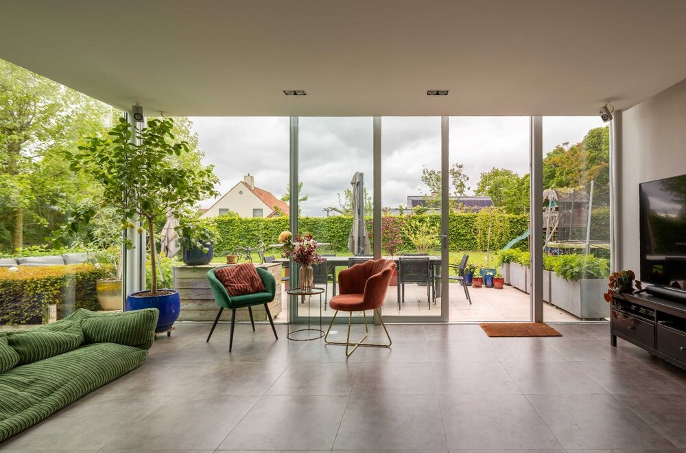 puur-architectuur-sublieme-energiezuinige-villa-met-praktijk-in-het-groen-tussen-oostkamp-en-brugge-007.jpg
