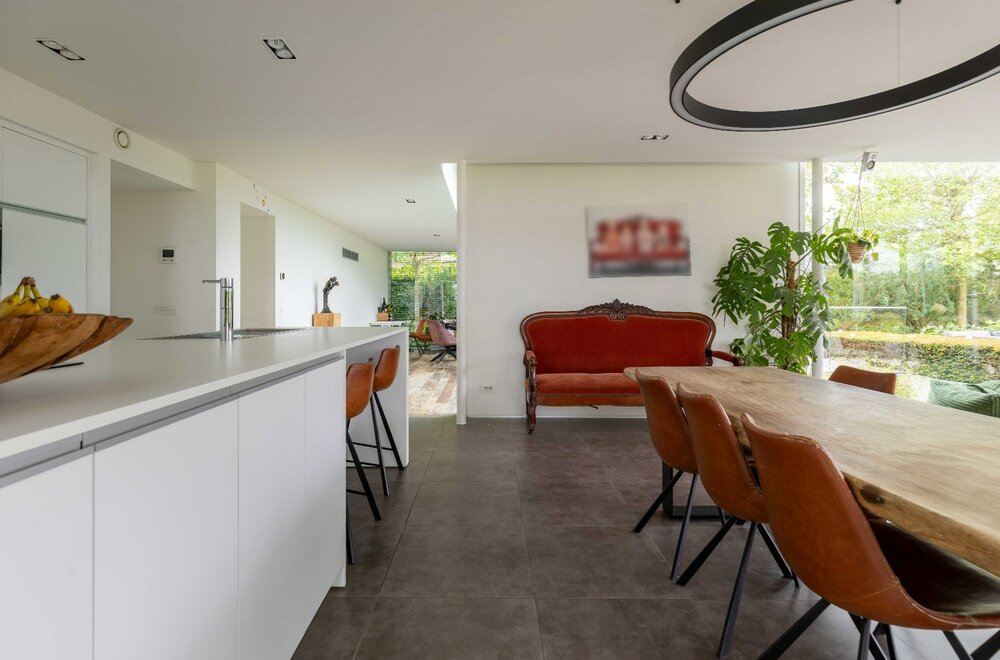 puur-architectuur-sublieme-energiezuinige-villa-met-praktijk-in-het-groen-tussen-oostkamp-en-brugge-016.jpg