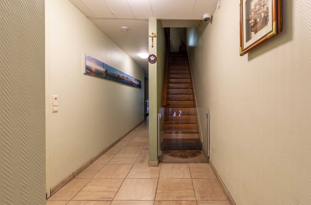 ruime-praktische-woning-met-grote-garage-praktijk-en-5-slaapkamers-002.jpg