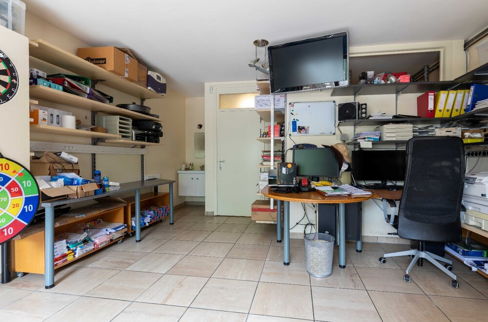 ruime-praktische-woning-met-grote-garage-praktijk-en-5-slaapkamers-003.jpg
