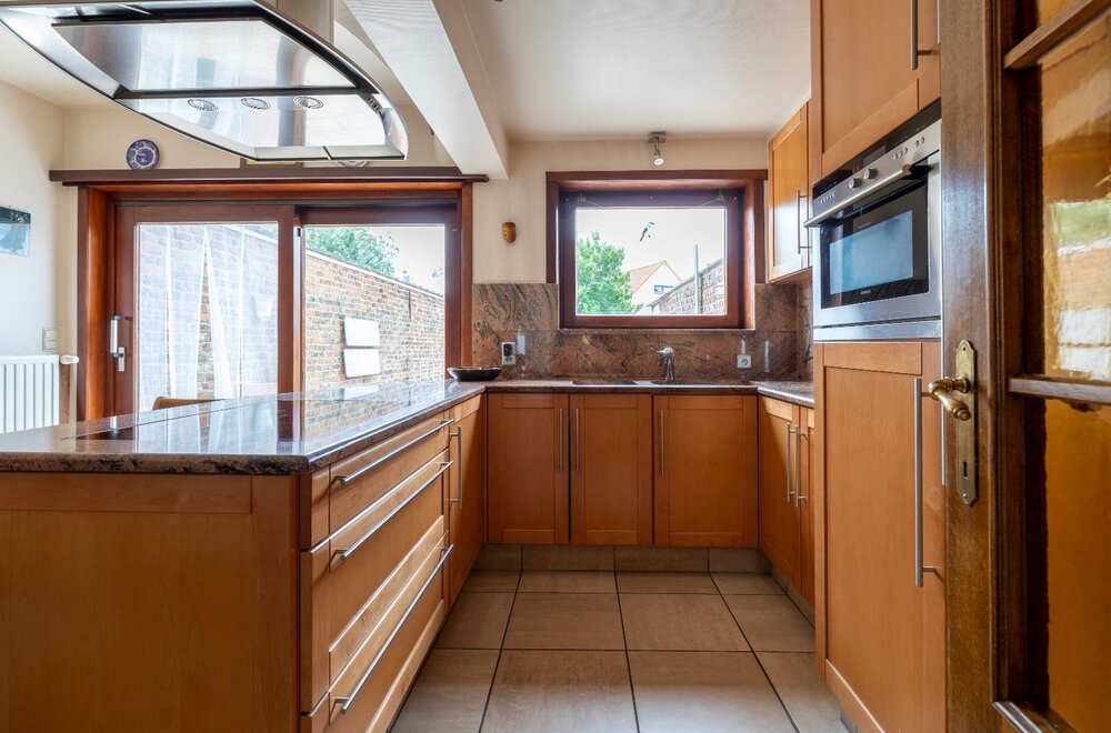 ruime-praktische-woning-met-grote-garage-praktijk-en-5-slaapkamers-004.jpg