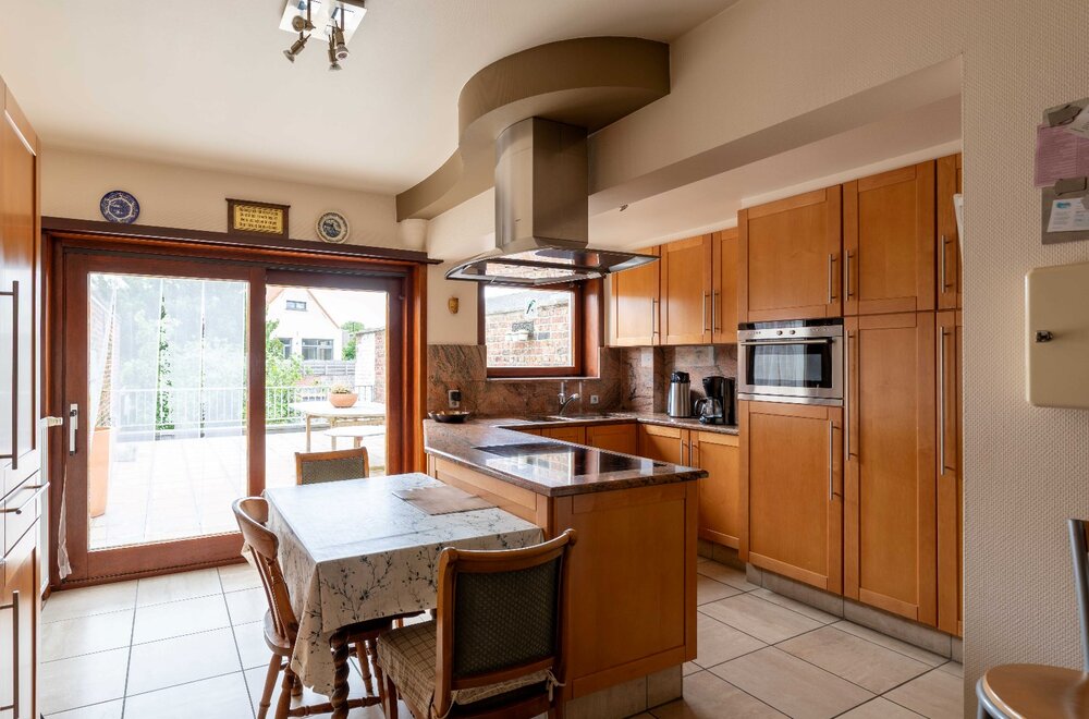 ruime-praktische-woning-met-grote-garage-praktijk-en-5-slaapkamers-005.jpg