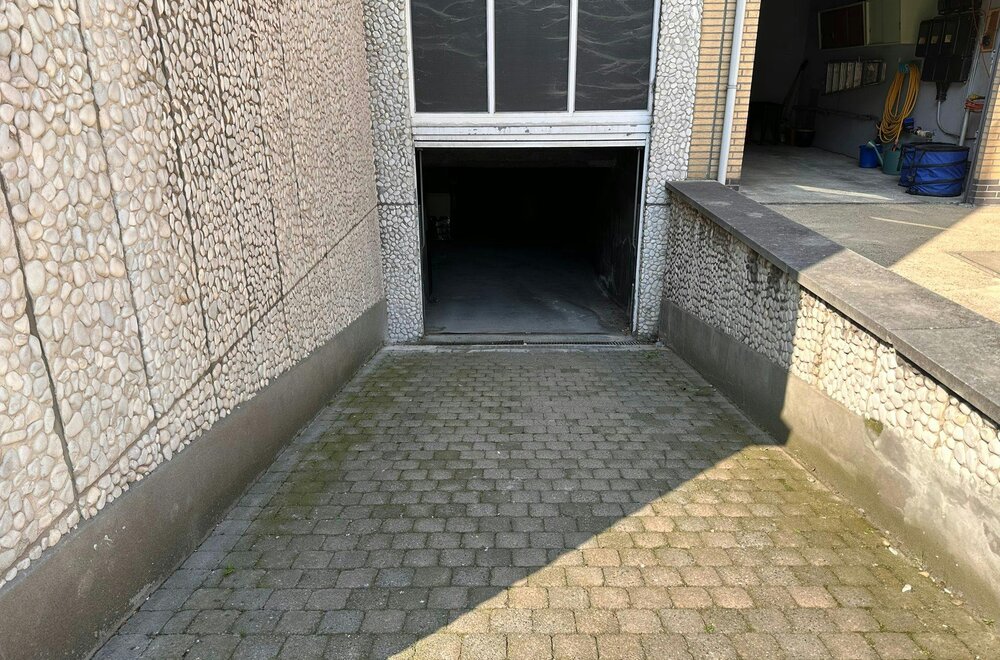 goed-gelegen-autostaanplaats-te-koop-in-merksem-003.jpg