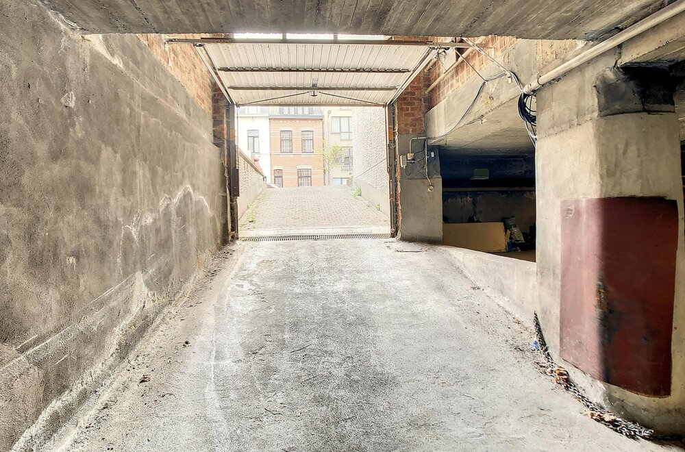 goed-gelegen-autostaanplaats-te-koop-in-merksem-005.jpg