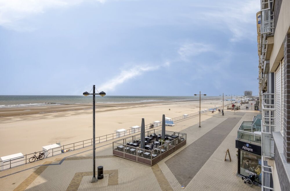 appartement-met-1-slaapkamer-en-frontaal-zeezicht-te-koop-op-de-zeedijk-in-middelkerke-002.jpg