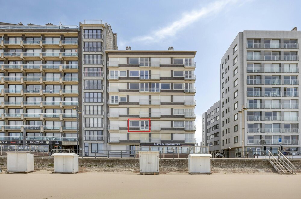 appartement-met-1-slaapkamer-en-frontaal-zeezicht-te-koop-op-de-zeedijk-in-middelkerke-003.jpg